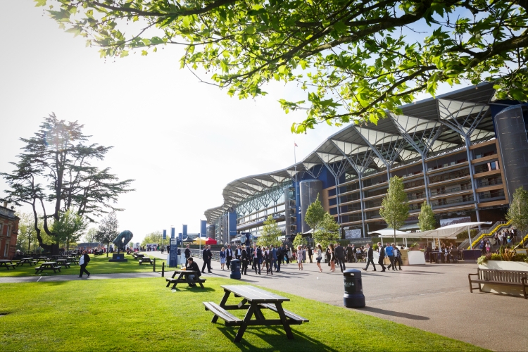 Image 14: Signature Wedding Show at Ascot Racecourse