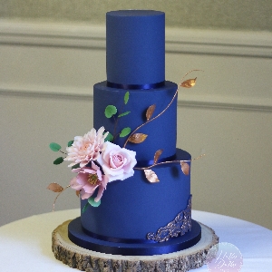 Holly Dolly Cakes