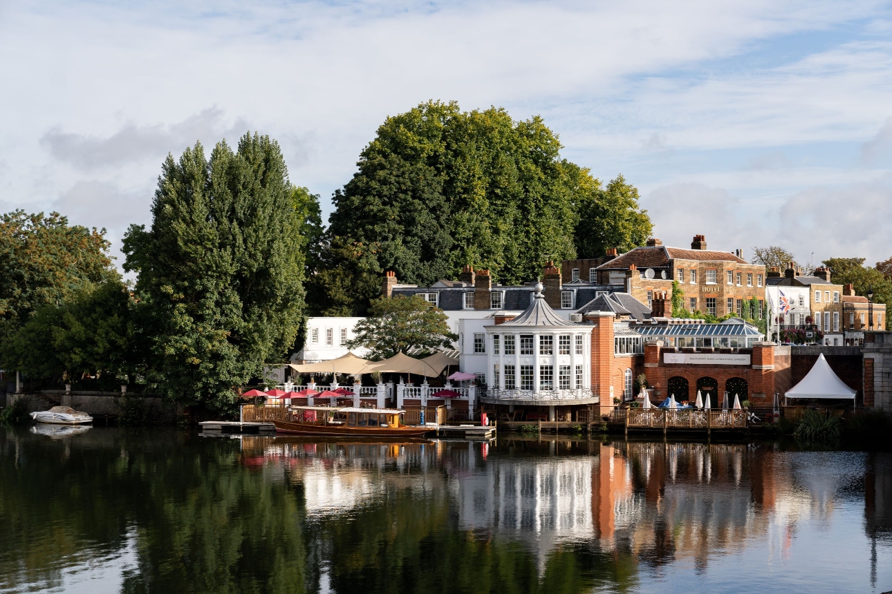 Learn more about this outstanding riverside wedding venue: Image 1a